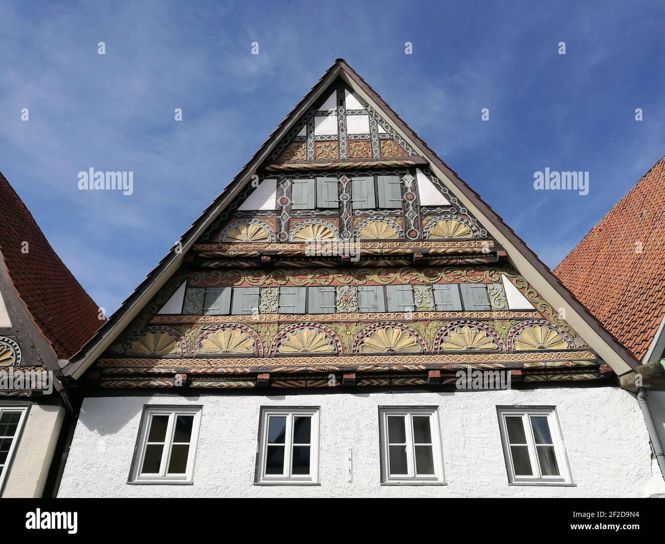 Eine Aufnahme der Fachwerkfassade eines Gebäudes in einem niedrigen Winkel Gegen den blauen Himmel Stockfoto