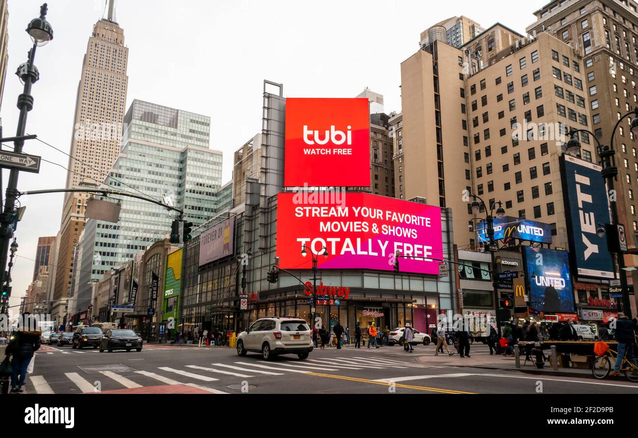Werbung für die kostenlose Werbung Tubi unterstützt Streaming-Entertainment-Service in Herald Square in New York am Samstag, 27. Februar 2021.im Besitz der Fox Corp. Tubi wurde von ihnen im Jahr 2020 für $440 Millionen gekauft. (© Richard B. Levine) Stockfoto