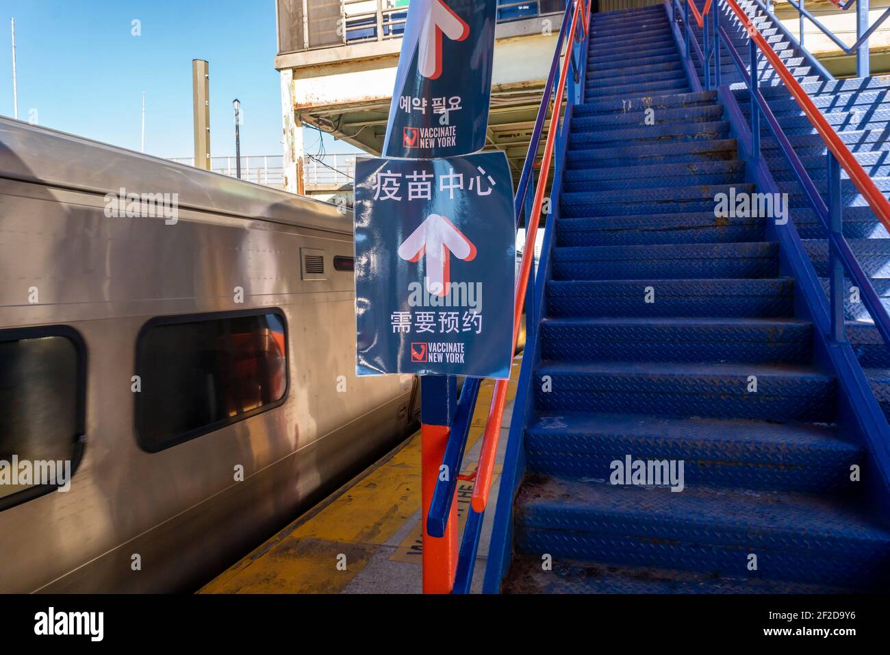 Wayfinding auf Chinesisch und Koreanisch an der LIRR Mets-Willets Point Station führt Reisende zum CitiField Vaccine Center am Donnerstag, den 27. Februar 2021. (© Richard B. Levine) Stockfoto