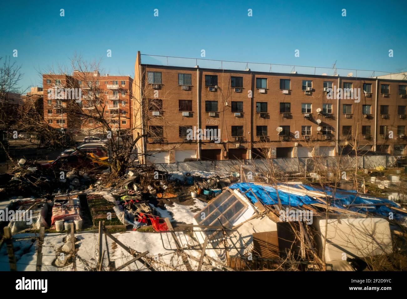 Entwicklung in Woodside in New York vom LIRR-Zug am Donnerstag, 25. Februar 2021 aus gesehen. (© Richard B. Levine) Stockfoto