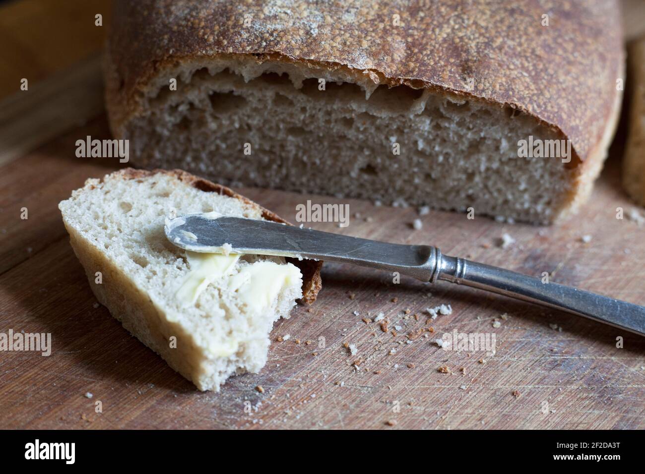 Erster Versuch zu Hause gemacht Sauerteig Laib Stockfoto