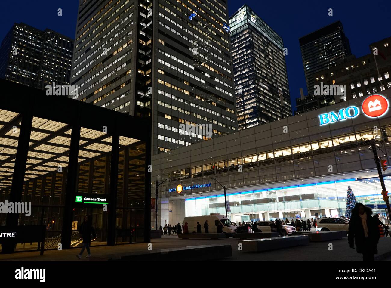 Toronto, Kanada - 16. Dezember 2019: Toronto Finanzdistrikt Bürogebäude in der Nacht Stockfoto