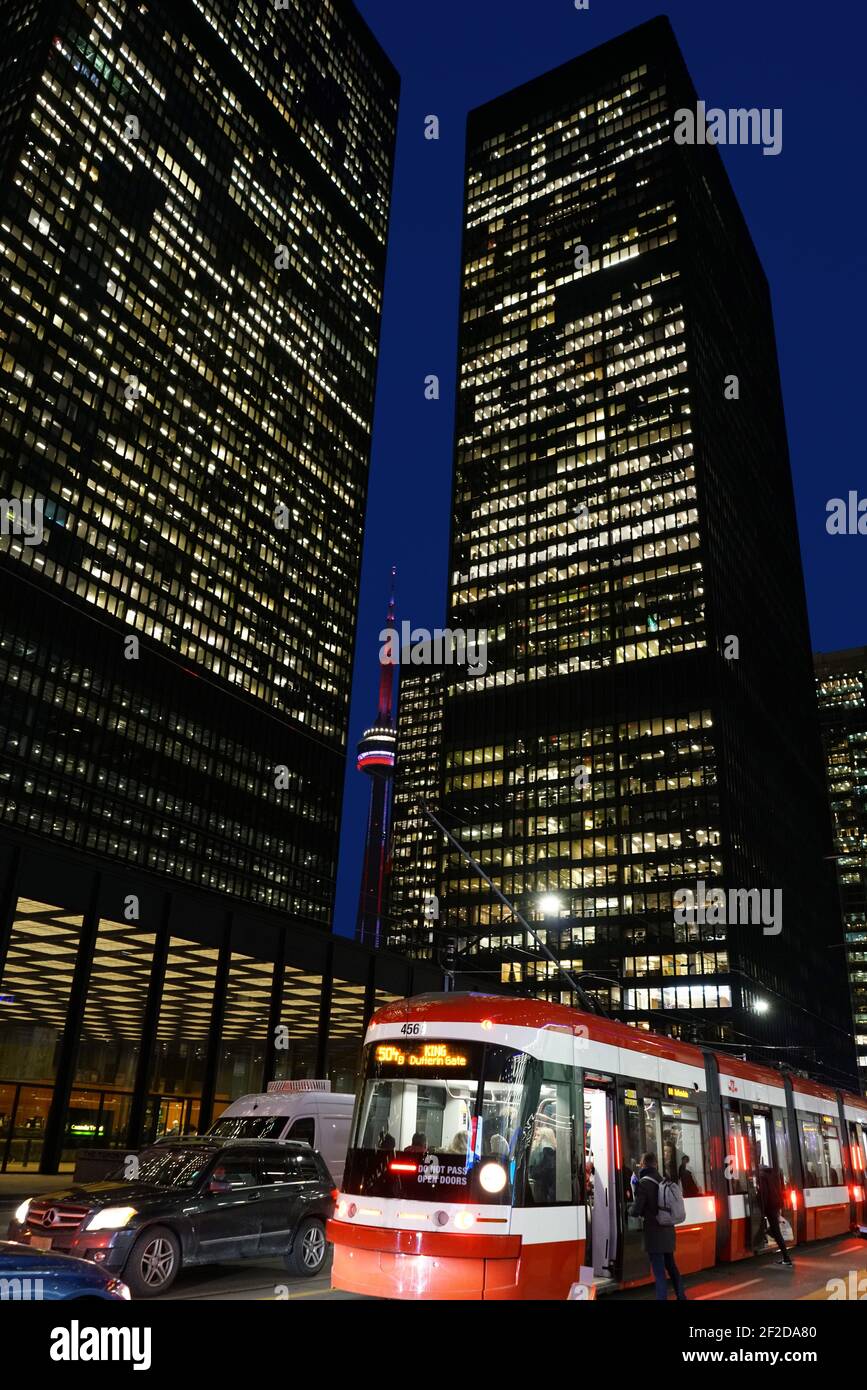 Toronto, Kanada - 16. Dezember 2019: Toronto Finanzdistrikt Bürogebäude in der Nacht Stockfoto