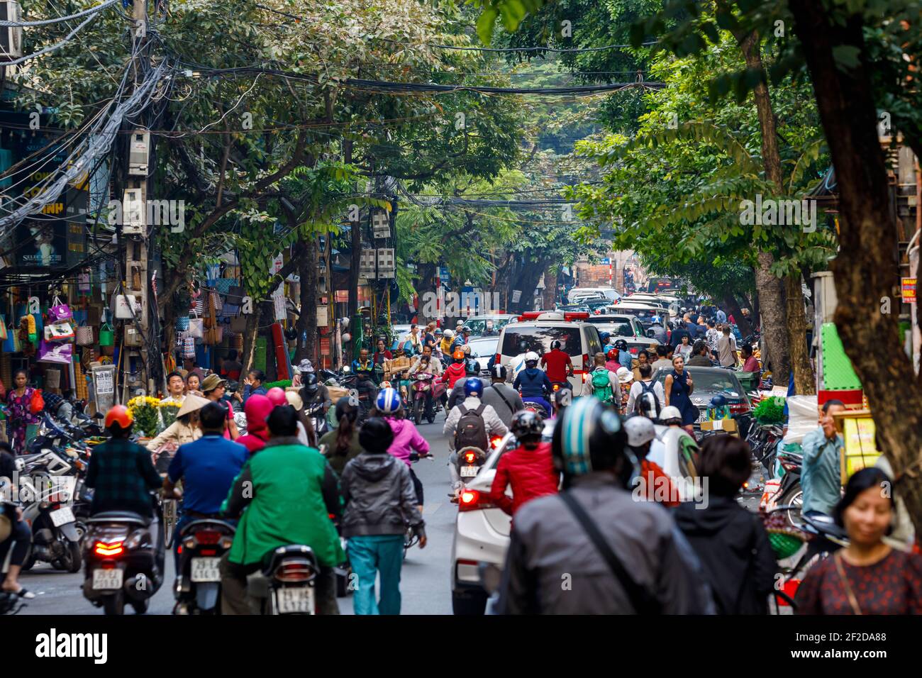 Der Verkehr mit Motorrad in den Straßen von Hanoi in Vietnam Stockfoto