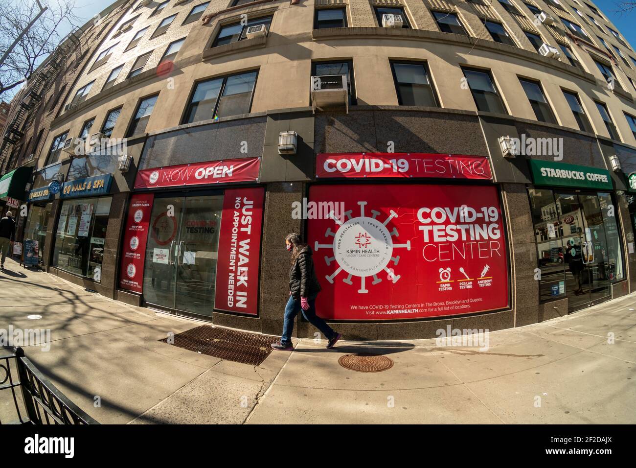 Schilder vor einer neu eröffneten Covid-19-Testanlage im New Yorker Stadtteil Chelsea am Montag, den 8. März 2021. (© Richard B. Levine) Stockfoto
