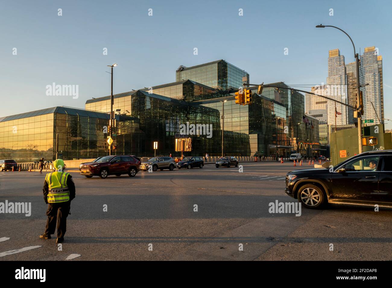 Das Jacob Javits Convention Center in New York am Dienstag, 9. März 2021. Das Gebäude beherbergt derzeit eine Massenimpfstelle. (© Richard B. Levine) Stockfoto