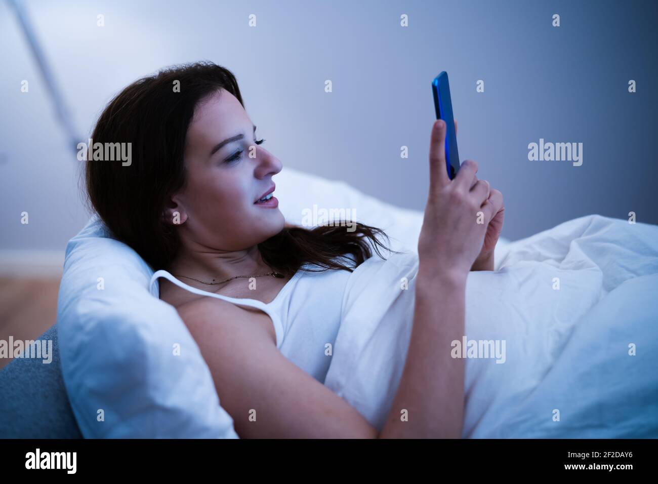 Insomnia Home Allein Mit Telefon Spät In Der Nacht Stockfoto