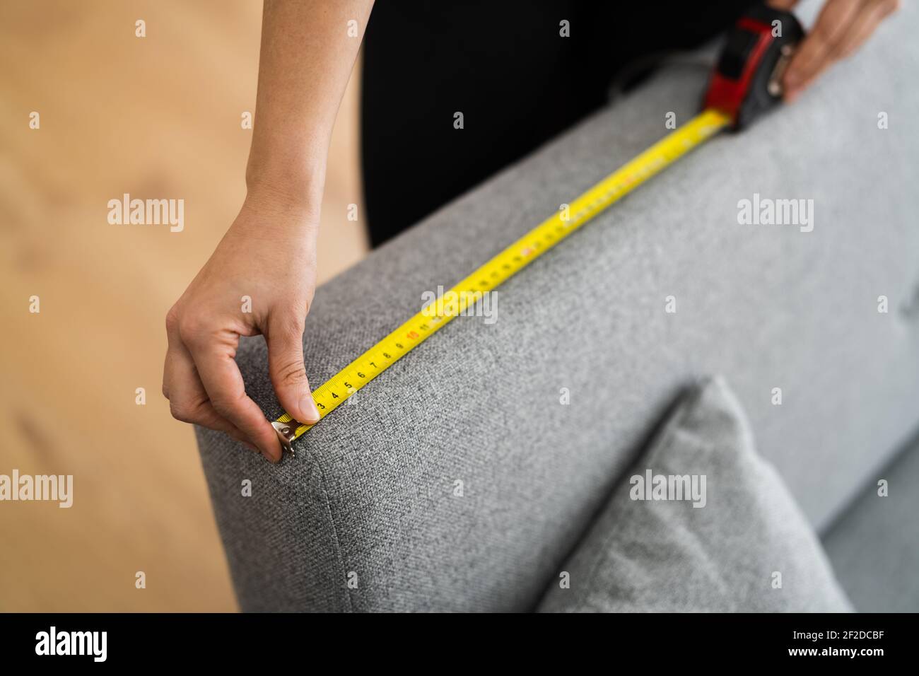 Startseite Verbesserung Sofa Größe Messen Lineal Werkzeug Stockfoto