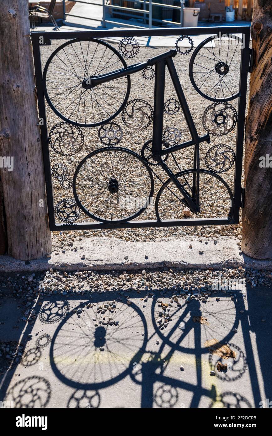 Custom Gate von Fahrradteilen im Zaun des 146 Taphouse; Salida; Colorado; USA Stockfoto