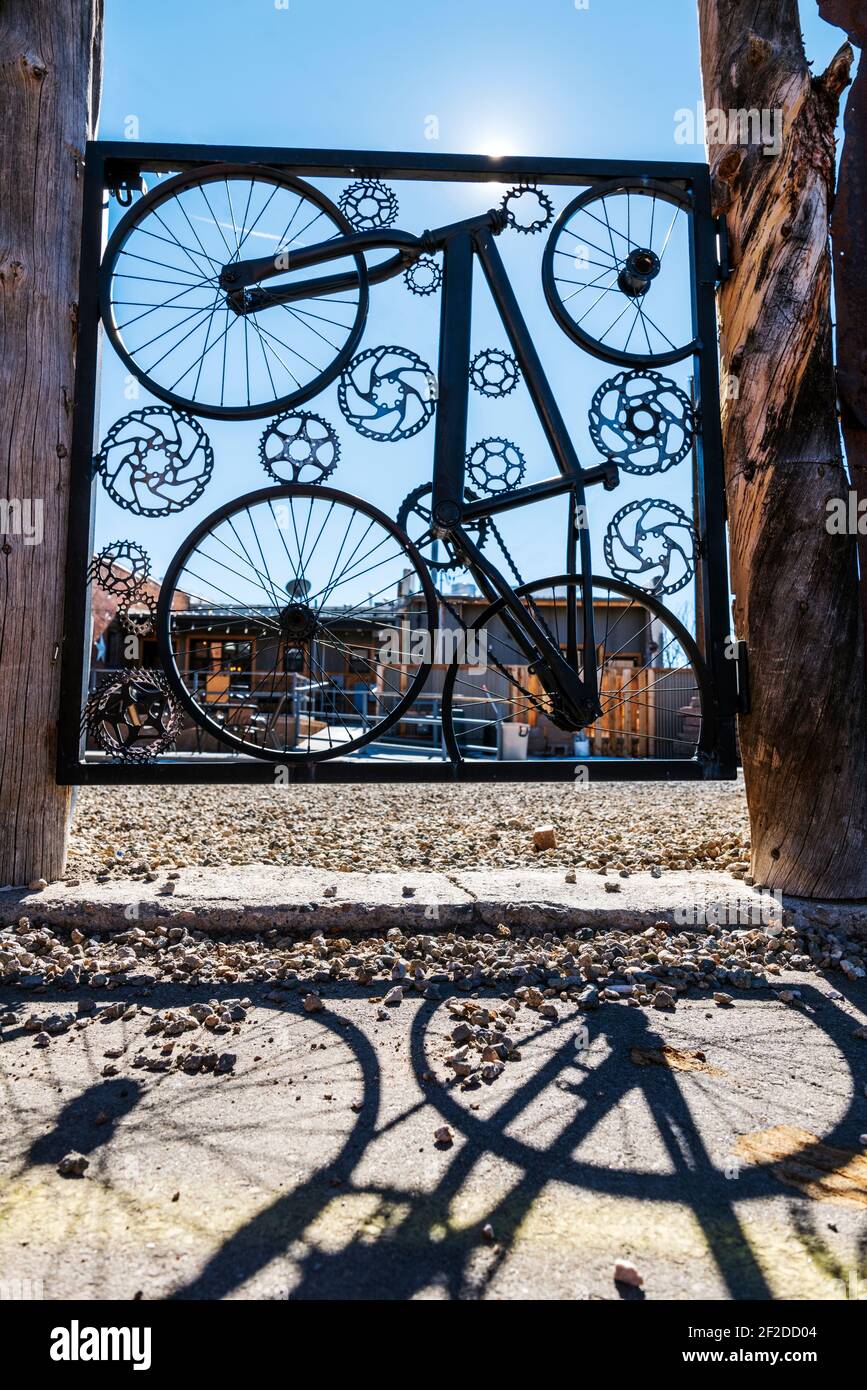 Custom Gate von Fahrradteilen im Zaun des 146 Taphouse; Salida; Colorado; USA Stockfoto