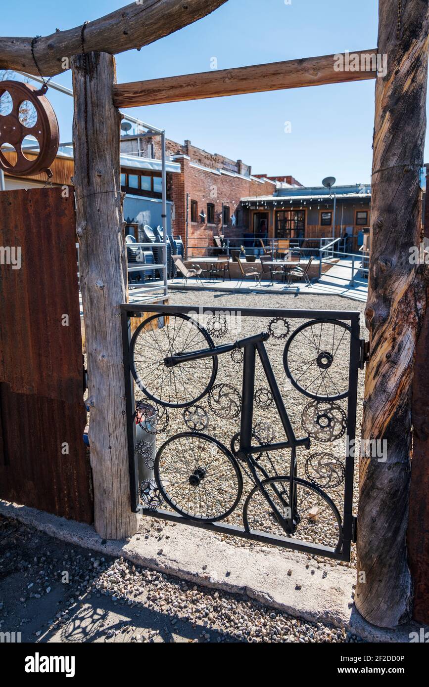 Custom Gate von Fahrradteilen im Zaun des 146 Taphouse; Salida; Colorado; USA Stockfoto