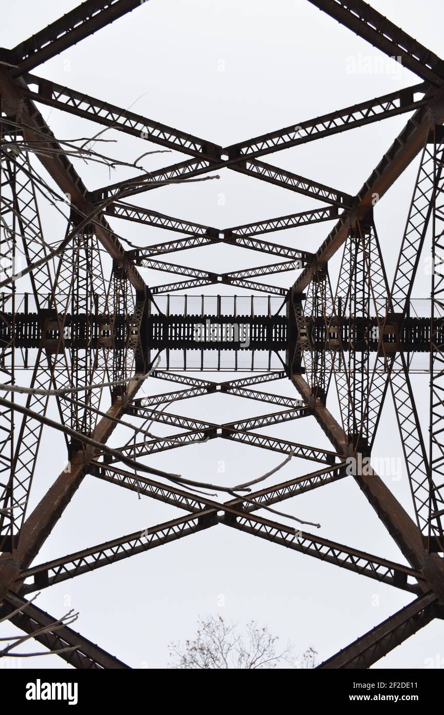 Unter einem Eisenbahnkeller. Stockfoto