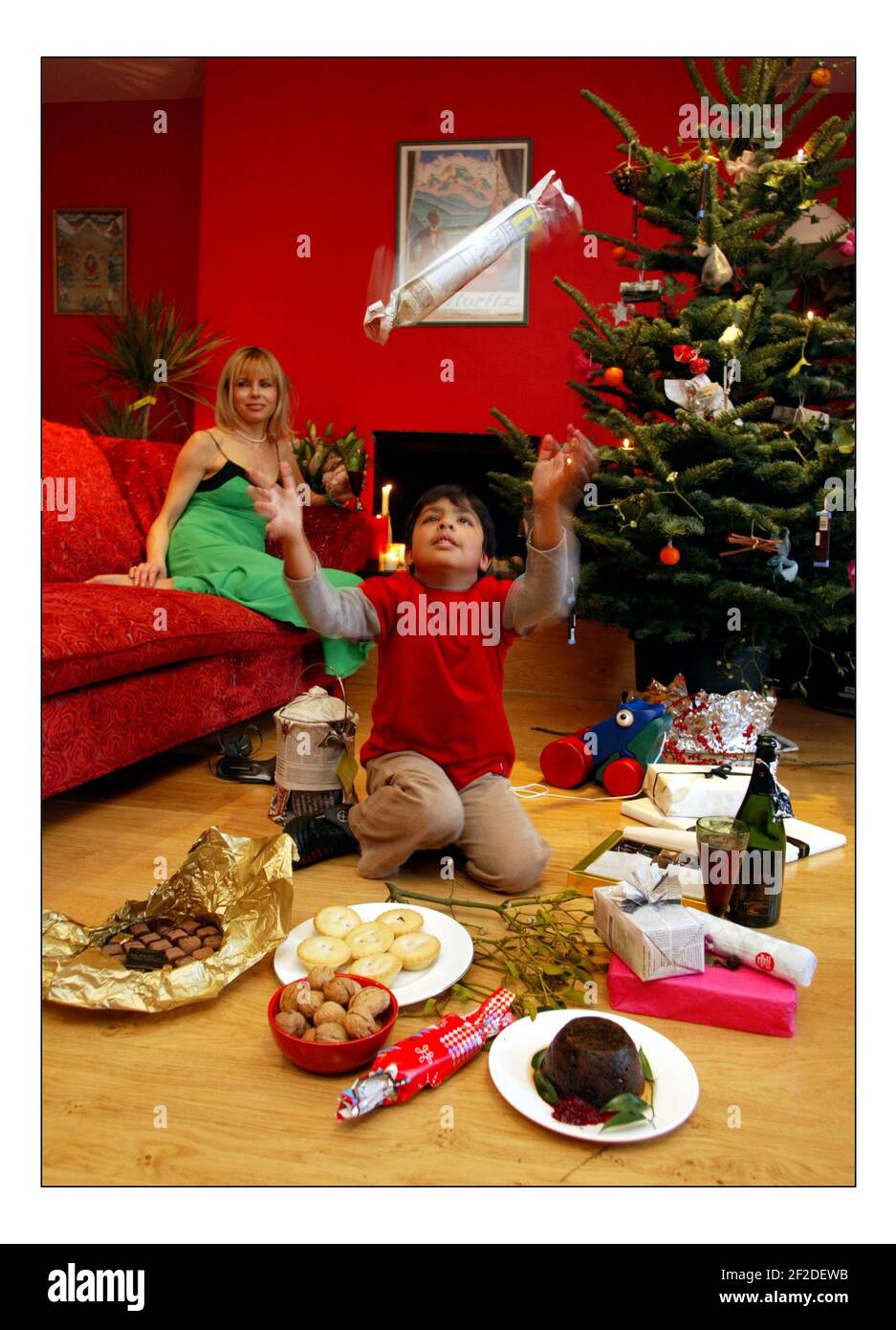 Julia Stephenson mit einem grünen Weihnachten.pic David Sandison 8/12/2005 Stockfoto