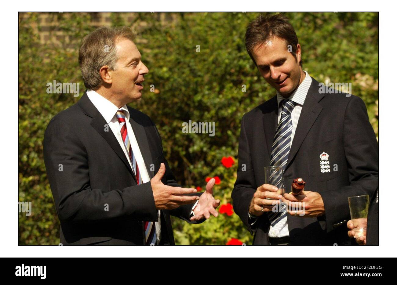 Tony Blair stellte Mitgliedern ihrer Cricket-Teams durch Michael Vaughan und Clair Connor im Garten von Downing st.Pool Bild David Sandison 13/9/2005 Stockfoto