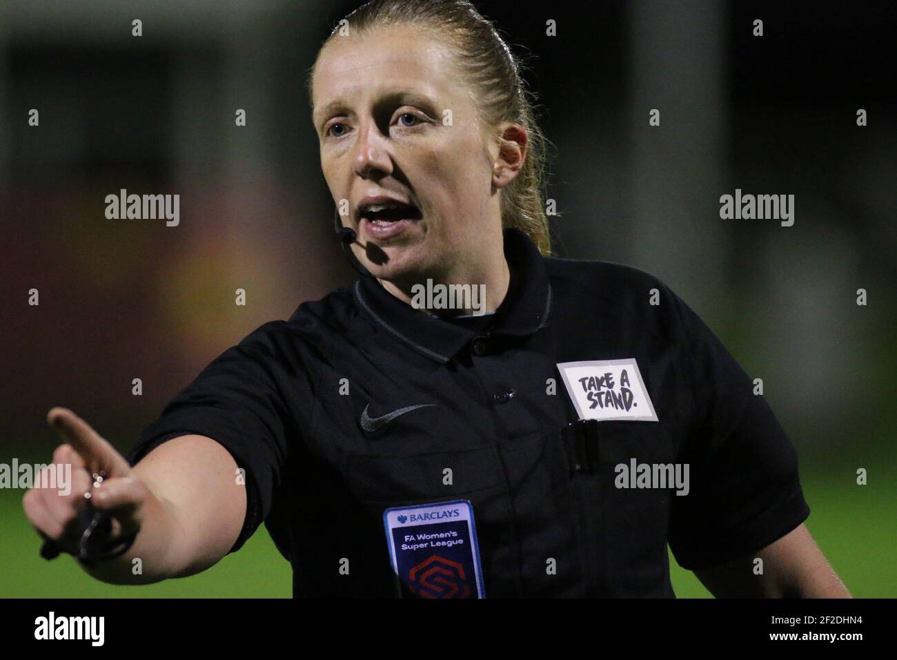 Der Schiedsrichter während der FA Womens Super League 1 Spiel zwischen Birmingham City und Everton im St. George's Park National Football Center in Burton Upon Trent. Stockfoto