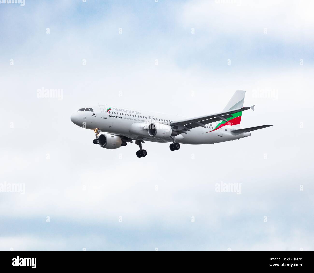 London, Heathrow Airport - März 2020: Bulgarian Air, Airbus A320, Registrierung LZ-FBE fliegen durch einen strahlend weißen Tag bei endgültiger Annäherung an die Runwa Stockfoto