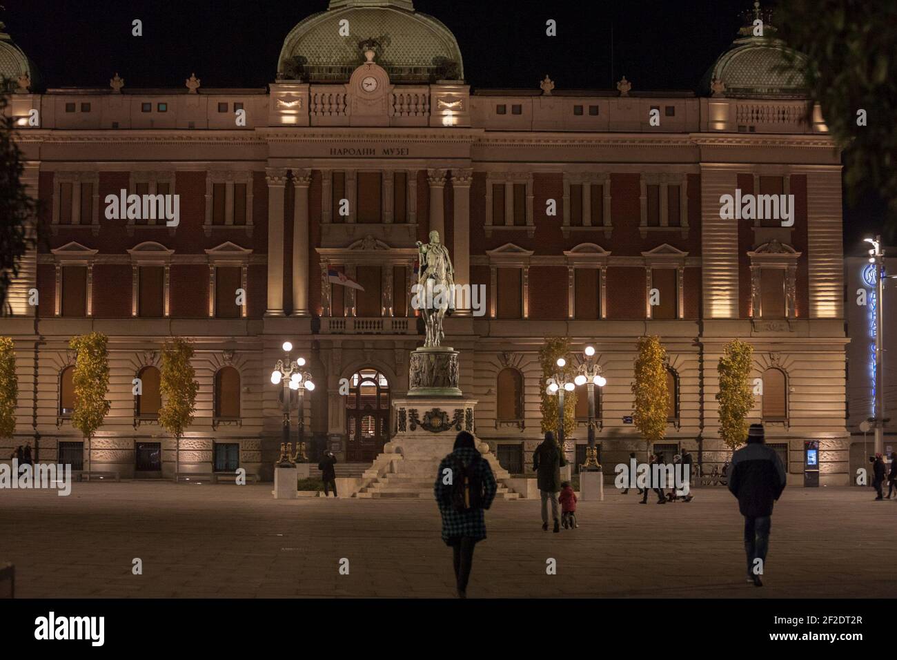 BELGRAD, SERBIEN - 1. DEZEMBER 2020: Selektive Verschwommenheit über Menschen auf Trg Republike in der Nacht mit Prinz Mihailo (Knez Mihailo) Statue und National Museu Stockfoto