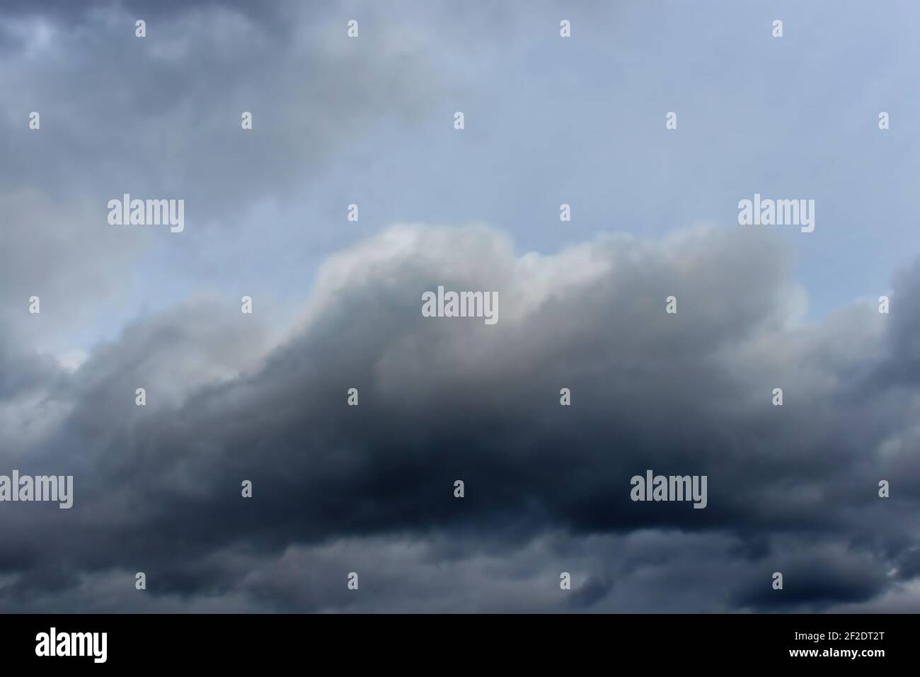 Mit dem größten Teil des Regens entfesselt, Wolken zerstreuen und bewegen sich weiter und der Himmel erhellt sich wieder. Stockfoto