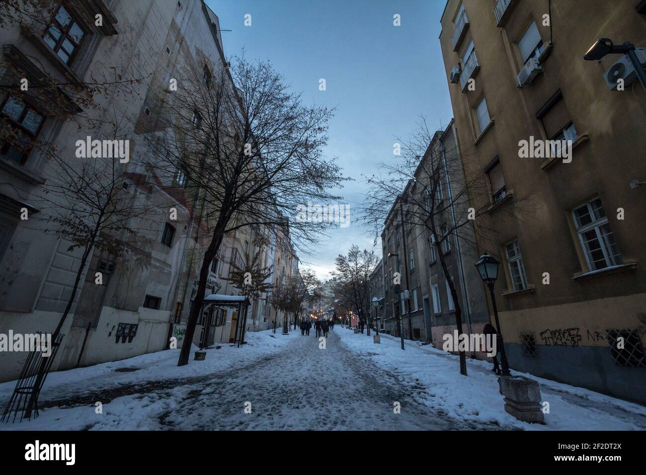 BELGRAD, SERBIEN - 27. JANUAR 2019: Skadarlija Straße (auch bekannt als Skadarska) im Winter unter dem Schnee mit seinen typischen gepflasterten Straßencafés Stockfoto