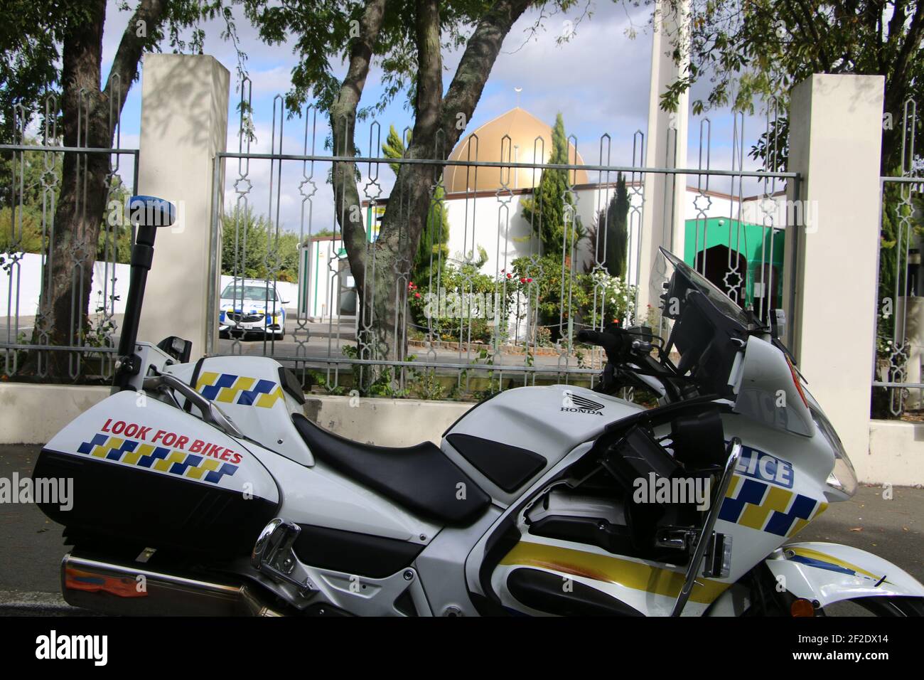 Ein Polizeimotorrad, das bei der Al-Noor Moschee geparkt wurde.die Polizeipräsenz um die beiden 2019 angegriffenen Moscheen wird hochgefahren. Der 2nd-jährige Gedenkfeier für die 51 bei den Anschlägen getöteten Muslime findet morgen am 13th. März in der Christchurch Arena statt. Ein 27-jähriger Mann wurde letzte Woche verhaftet und beschuldigt, zu töten, nachdem er am Jahrestag der Anschläge mit Autobomben auf Moscheen gedroht hatte. Er wurde bis März 19th in Untersuchungshaft genommen, bis er wieder vor einem Richter erscheinen wird. Stockfoto