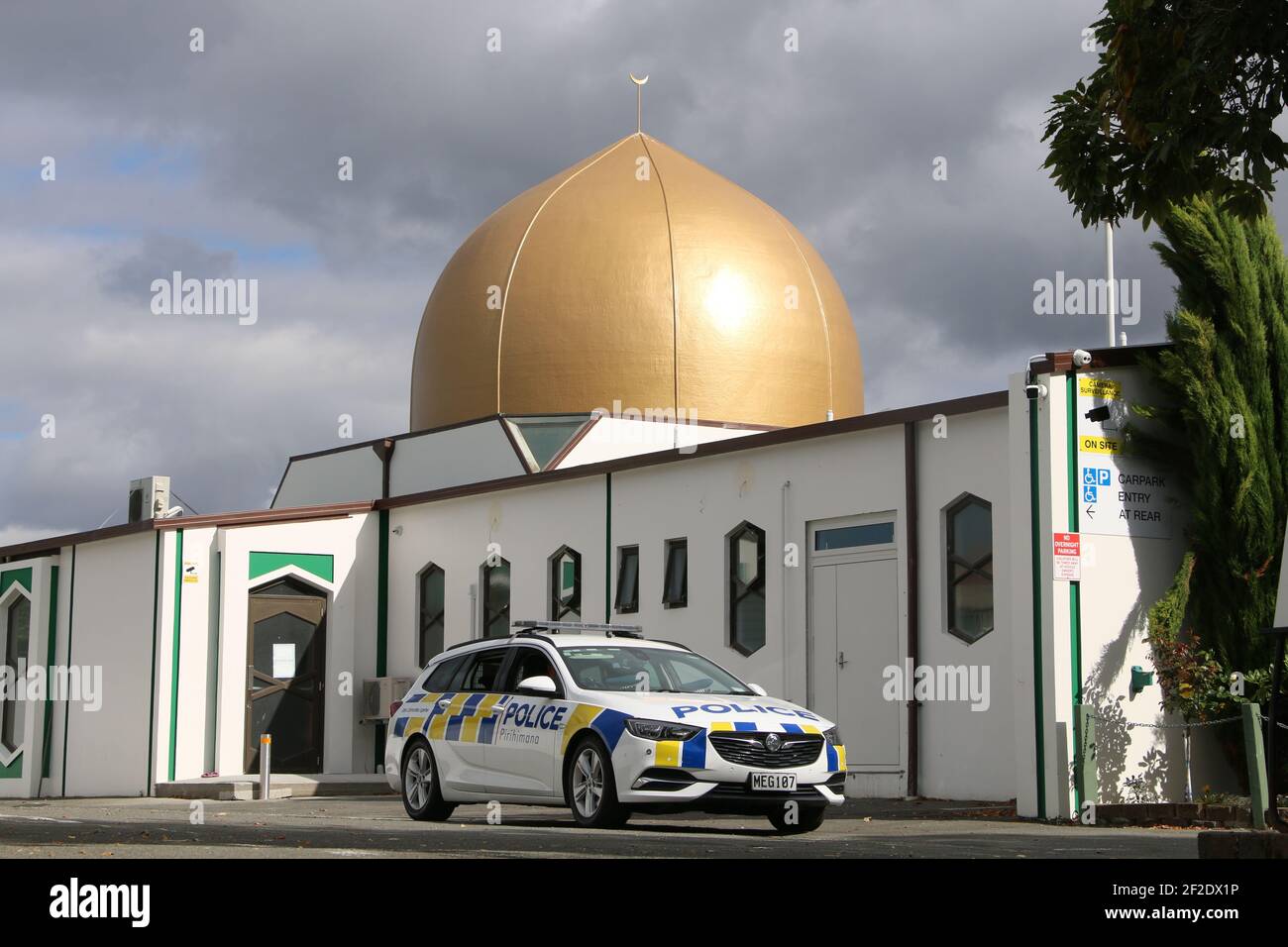 Ein Polizeiauto, das vor dem Gedenkdienst in der Al-Noor Moschee gesehen wird.die Polizeipräsenz um die beiden 2019 angegriffenen Moscheen wird hochgefahren. Der 2nd-jährige Gedenkfeier für die 51 bei den Anschlägen getöteten Muslime findet morgen am 13th. März in der Christchurch Arena statt. Ein 27-jähriger Mann wurde letzte Woche verhaftet und beschuldigt, zu töten, nachdem er am Jahrestag der Anschläge mit Autobomben auf Moscheen gedroht hatte. Er wurde bis März 19th in Untersuchungshaft genommen, bis er wieder vor einem Richter erscheinen wird. Stockfoto