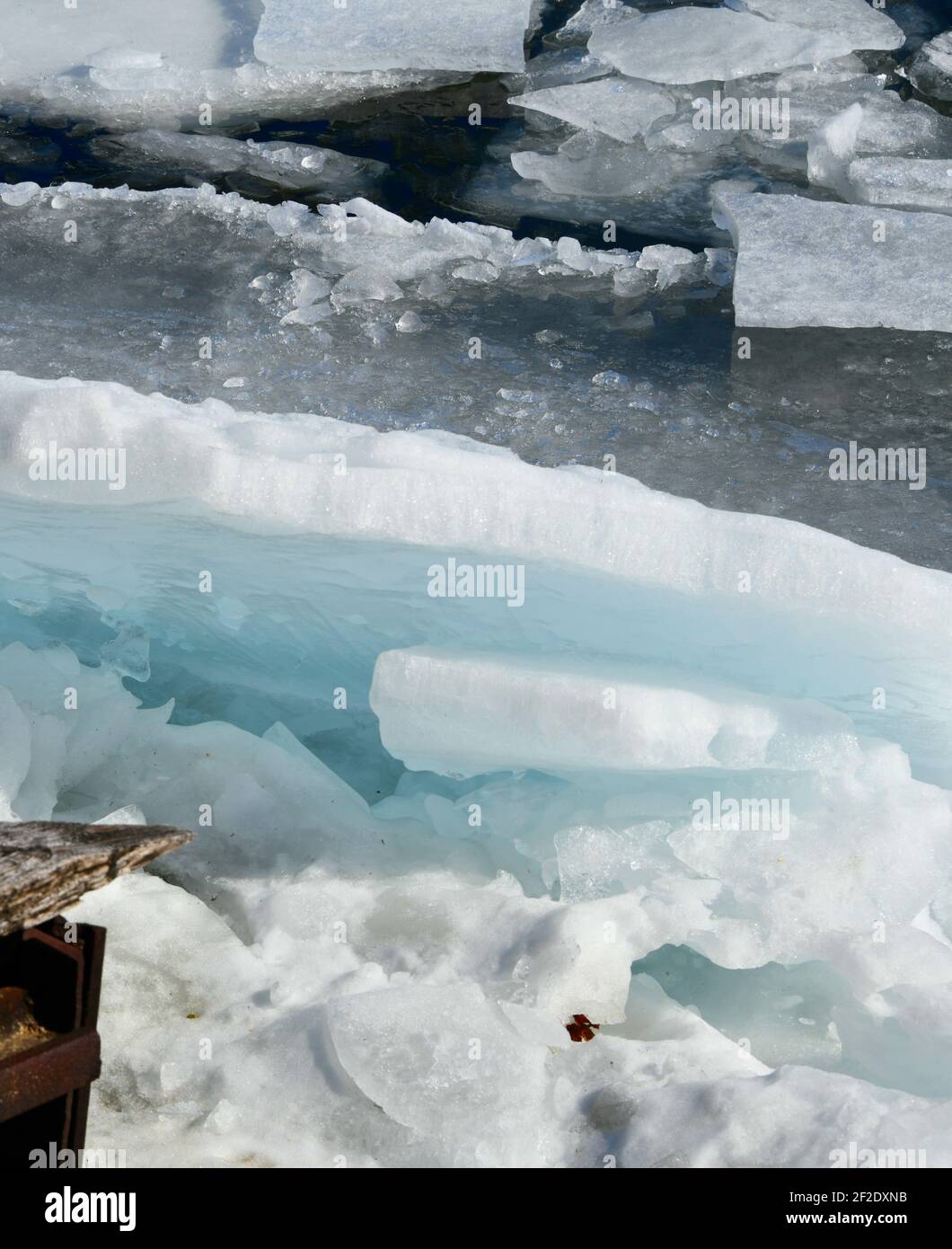 Schönes Eis am Ufer des Lake Superior im Chippewa Park, Thunder Bay, Ontario, Kanada. Stockfoto