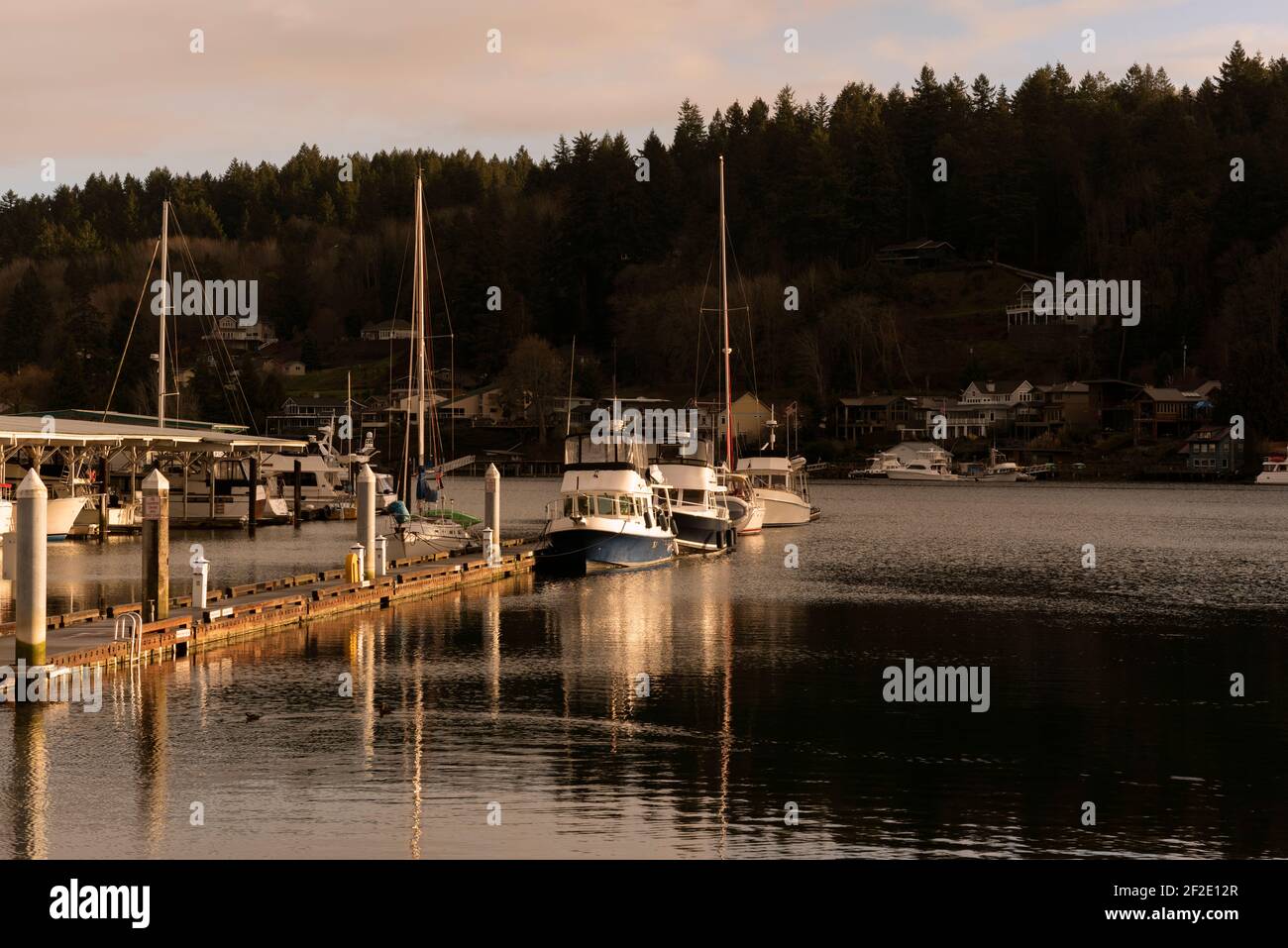 Gig Harbor, Washington liegt am Puget Sound. Diese si die mrina und Boote bei Sonnenaufgang. Stockfoto