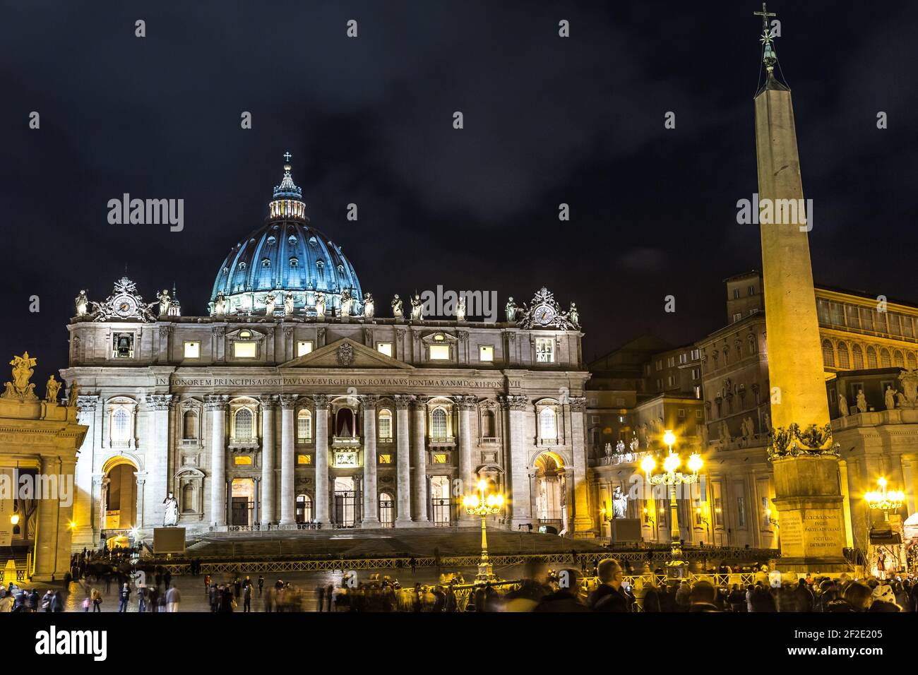 Nachtansicht auf den Petersplatz und den Petersdom und den Obelisken aus dem Zirkus von Nero in der Vatikanstadt. Rom, Italien. Stockfoto