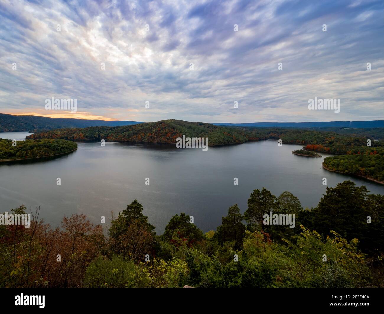 Wunderschöne Aussicht auf Raystown Lake von Hawn's Blick in der Nähe von Altoona, Pennsylvania im Herbst direkt vor Sonnenuntergang mit Blick auf den dramatischen blauen Himmel Fi Stockfoto