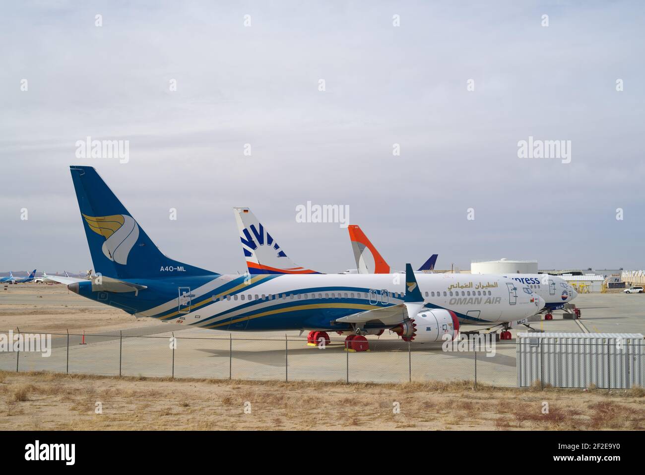 Southern California Logistics Airport, CA, USA - 7. März 2021: Dieses Bild zeigt Oman Air Boeing 737 MAX 8 mit Registrierung A4O-ML im Vordergrund Stockfoto