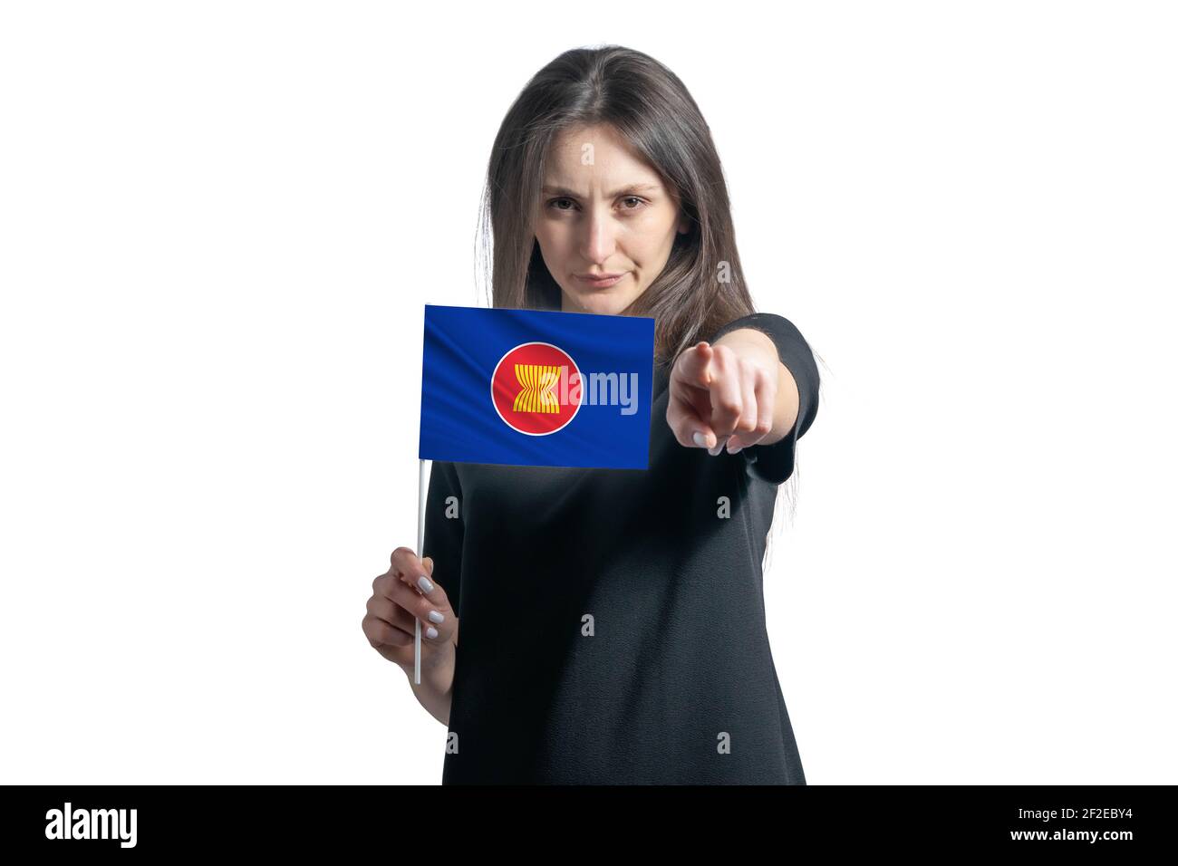 Glückliche junge weiße Frau hält Flagge der Vereinigung der Südostasiatischen Nationen und zeigt vor ihm isoliert auf weißem Hintergrund. Stockfoto