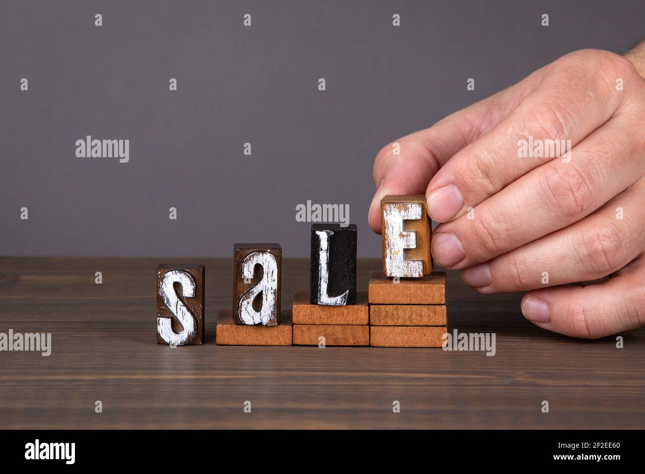 VERKAUF. Geschäfts-, Entwicklungs- und Wachstumskonzept. Alphabet Buchstaben auf einem Holztisch. Stockfoto
