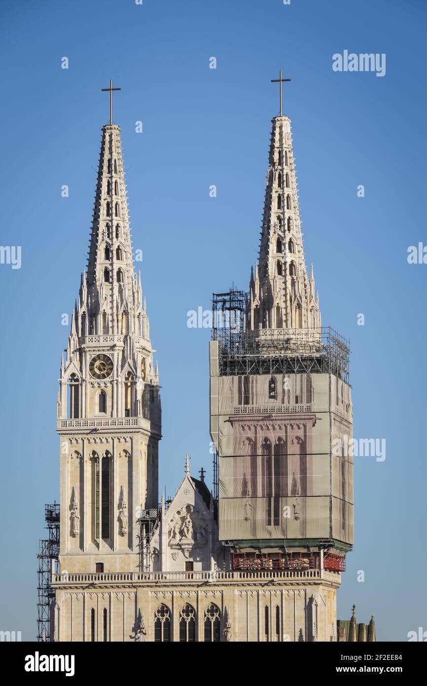 Blick auf die Kathedrale von Zagreb aus der Oberstadt. Metallkreuze wurden auf den Türmen der Kathedrale aufgrund der beschädigten ursprünglichen Spitzen des Schlepptau platziert Stockfoto