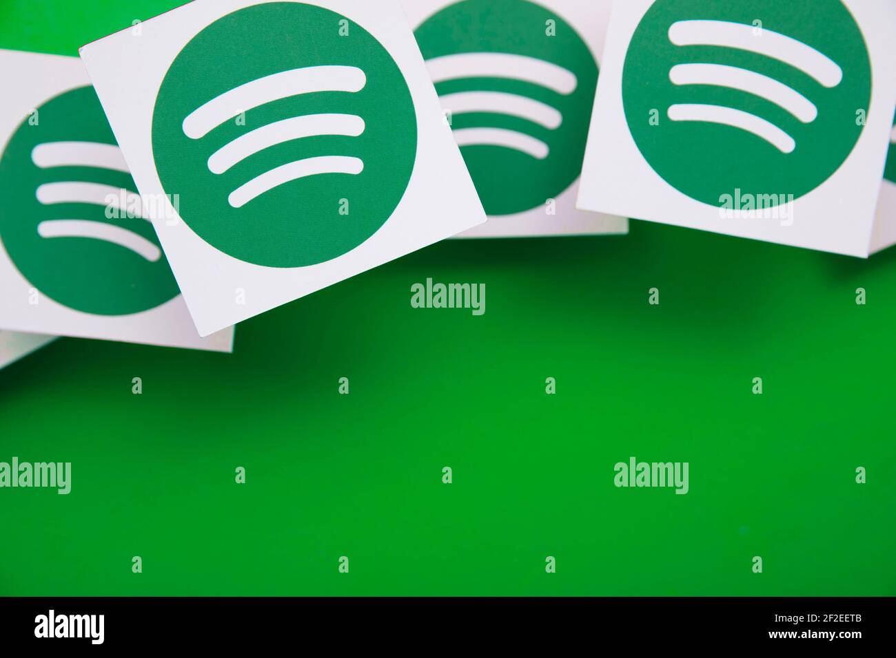 LONDON, Großbritannien – März 2021: Spotify-Logo für Musik- und Audio-Streaming-Dienste Stockfoto