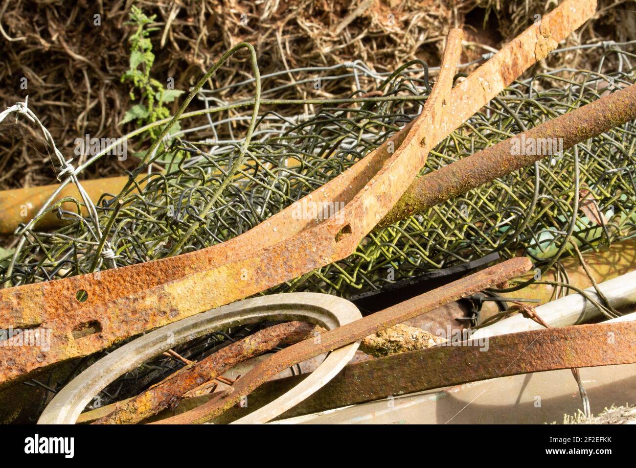 Haufen von altem und rostigen Eisen und Draht Zäune Stockfoto