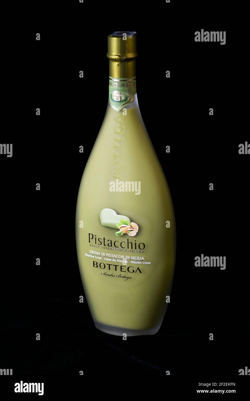 PISTACCHIO Bottega Likör Italienische Produkte aus Sizilien auf einem schwarzen Hintergrund Stockfoto