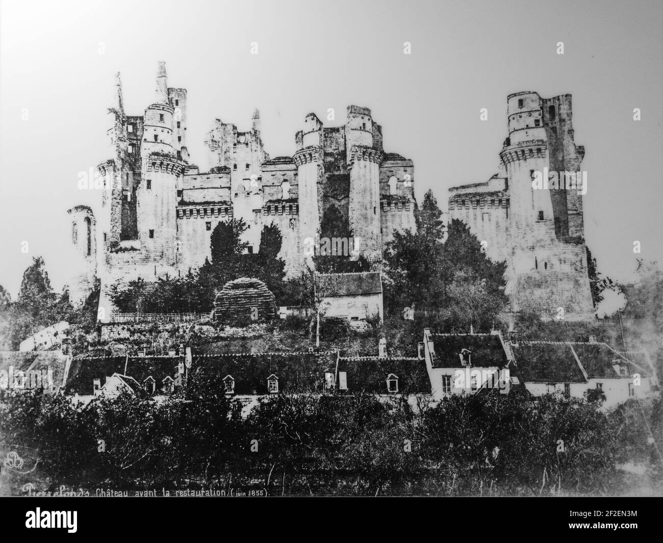 Eine frühe Photographie eines ruinierten Chateau Pierrefonds im Département Oise, Frankreich Stockfoto