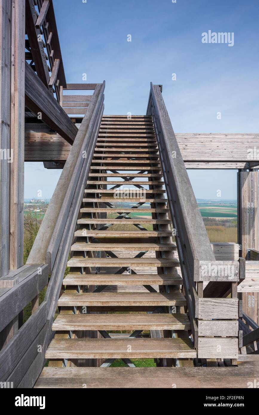 Der zwanzig Meter hohe hölzerne Aussichtsturm, der einen herrlichen Panoramablick über einige wichtige Kriegsschauplätze bietet. Stockfoto