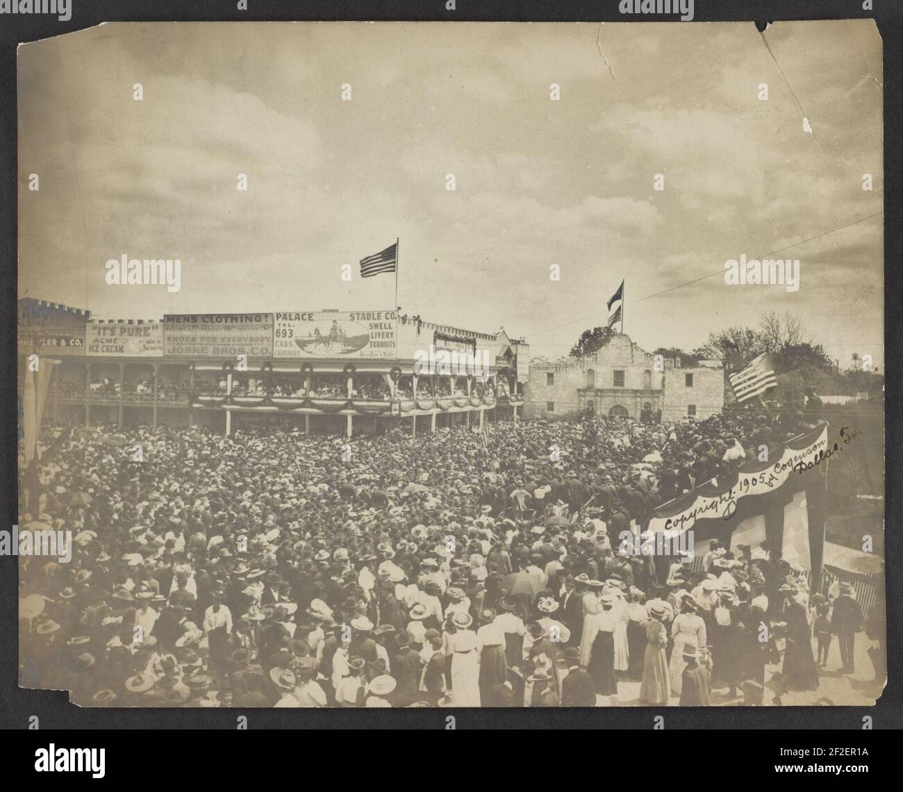 Pres. Roosevelt sprechen einen immensen Menschenmenge vor Alamo Stockfoto