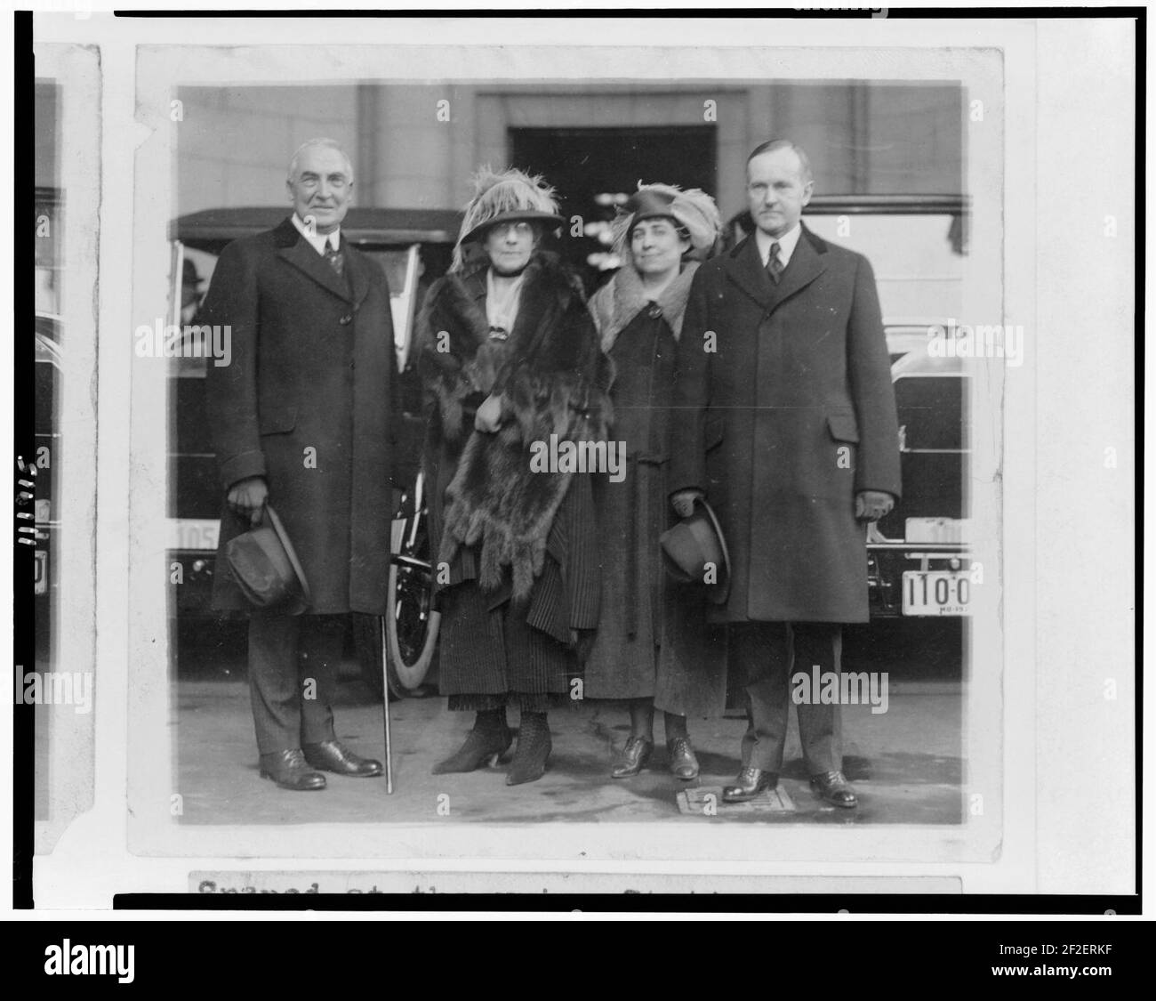 Präsident und Frau Harding und Vice President und Frau Coolidge stehend an der Union Station, bei ihrer Ankunft an der Eröffnung Stockfoto