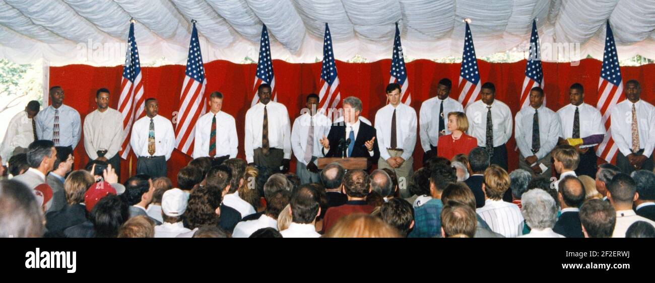 Präsident Bill Clinton und Hillary Clinton mit der NCAA-Meisterschaft der Universität von Arkansas. Stockfoto