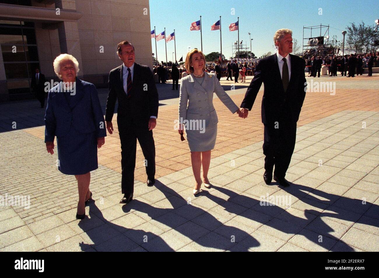 Präsident Bill Clinton und First Lady Hillary Clinton mit dem ehemaligen Präsidenten George H. W. Bush und der ehemaligen First Lady Barbara Bush. Stockfoto