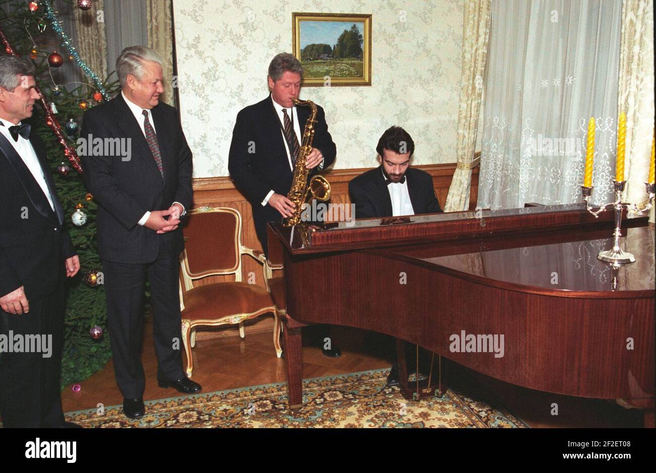 Präsident Bill Clinton spielt Tenorsaxophon für Boris Jelzin. Stockfoto