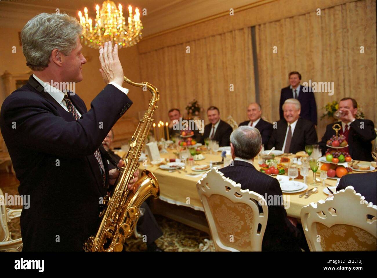 Präsident Bill Clinton mit einem Saxophon bei einem Abendessen Gastgeber Präsident Boris Jelzin. Stockfoto