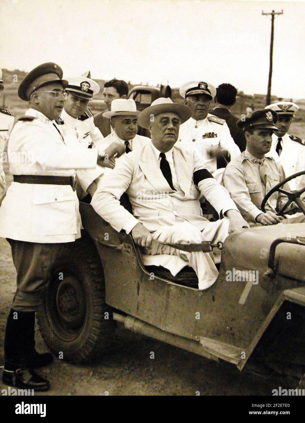 Präsident Franklin D. Roosevelt und Präsident Getulio Vargas von Brasilien Inspektion der Streitkräfte (24764382049). Stockfoto