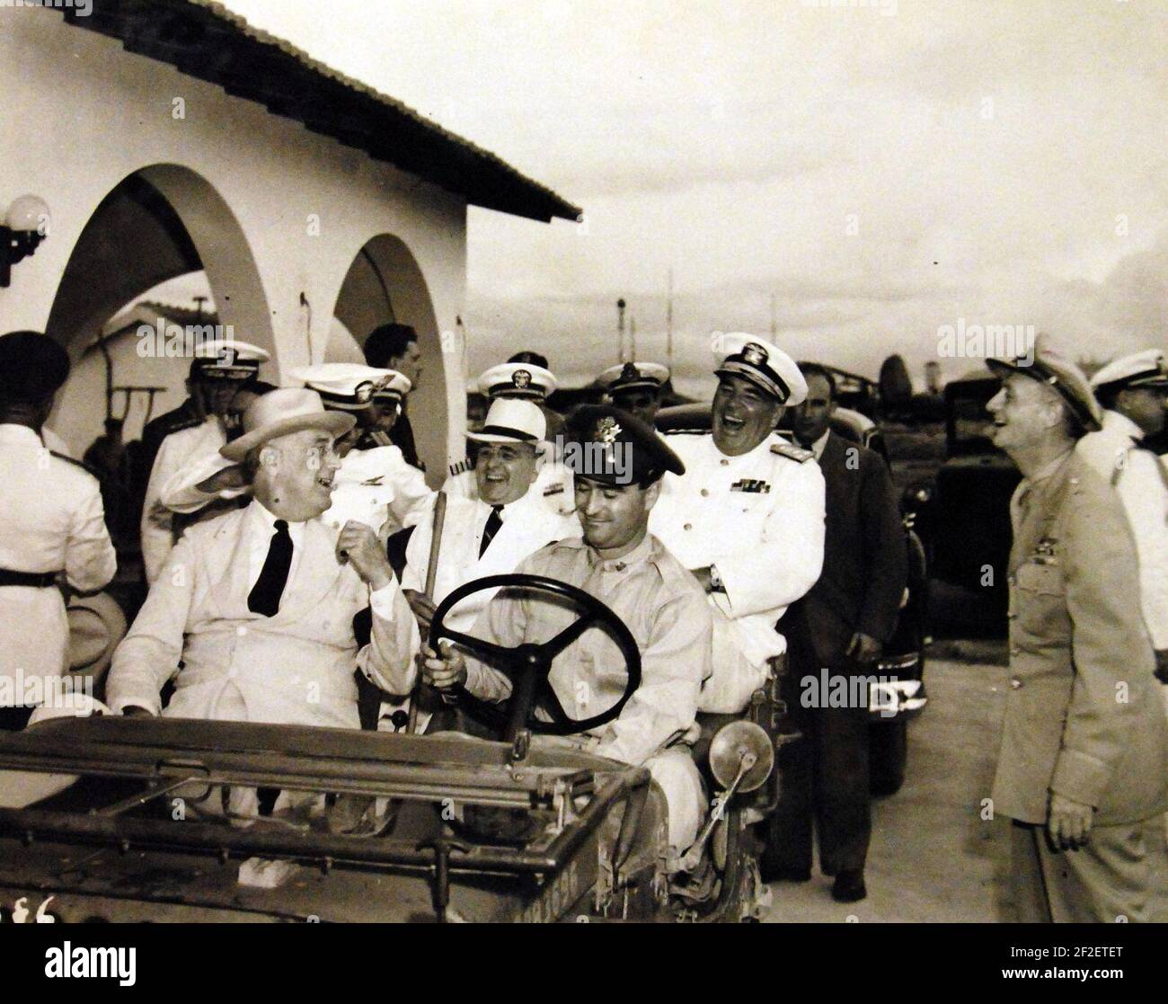Präsident Franklin D. Roosevelt scherzt mit Präsident Getulio Vargas von Brasilien, 1943 (24501393684). Stockfoto