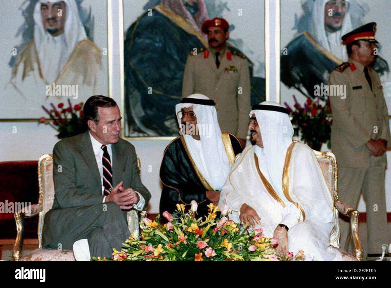 Präsident George H. W. Bush und König Fahd bin Abdulaziz Al Saud diskutieren über die Lage im Irak. Stockfoto