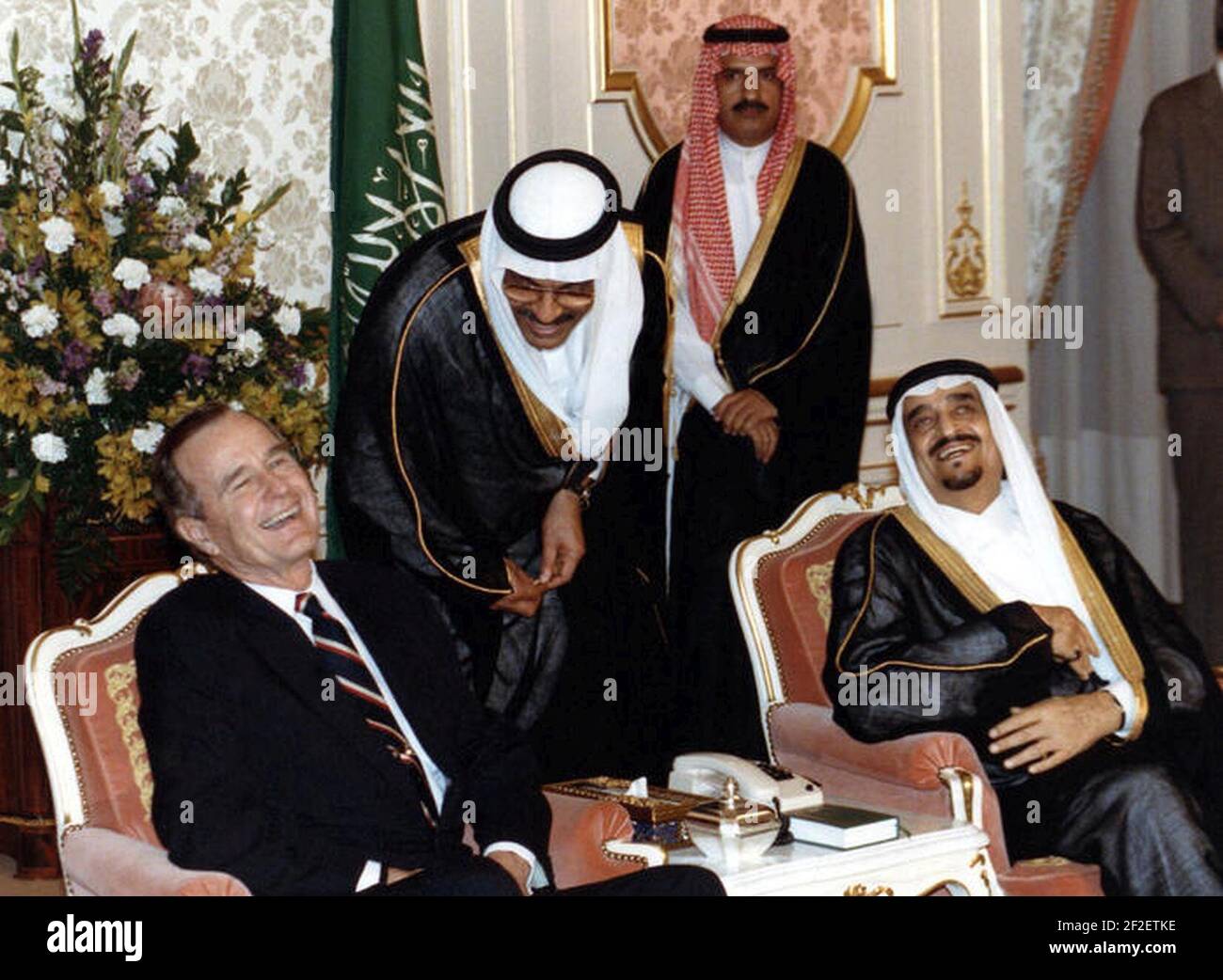 Präsident George H. W. Bush und König Fahd bin Abdulaziz Al Saud lachen gemeinsam. Stockfoto