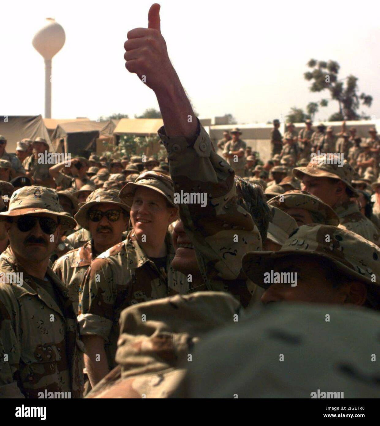 Präsident George H. W. Bush gibt den Truppen bei seiner Ankunft auf dem Gelände der amerikanischen Botschaft das Daumen nach oben. Stockfoto