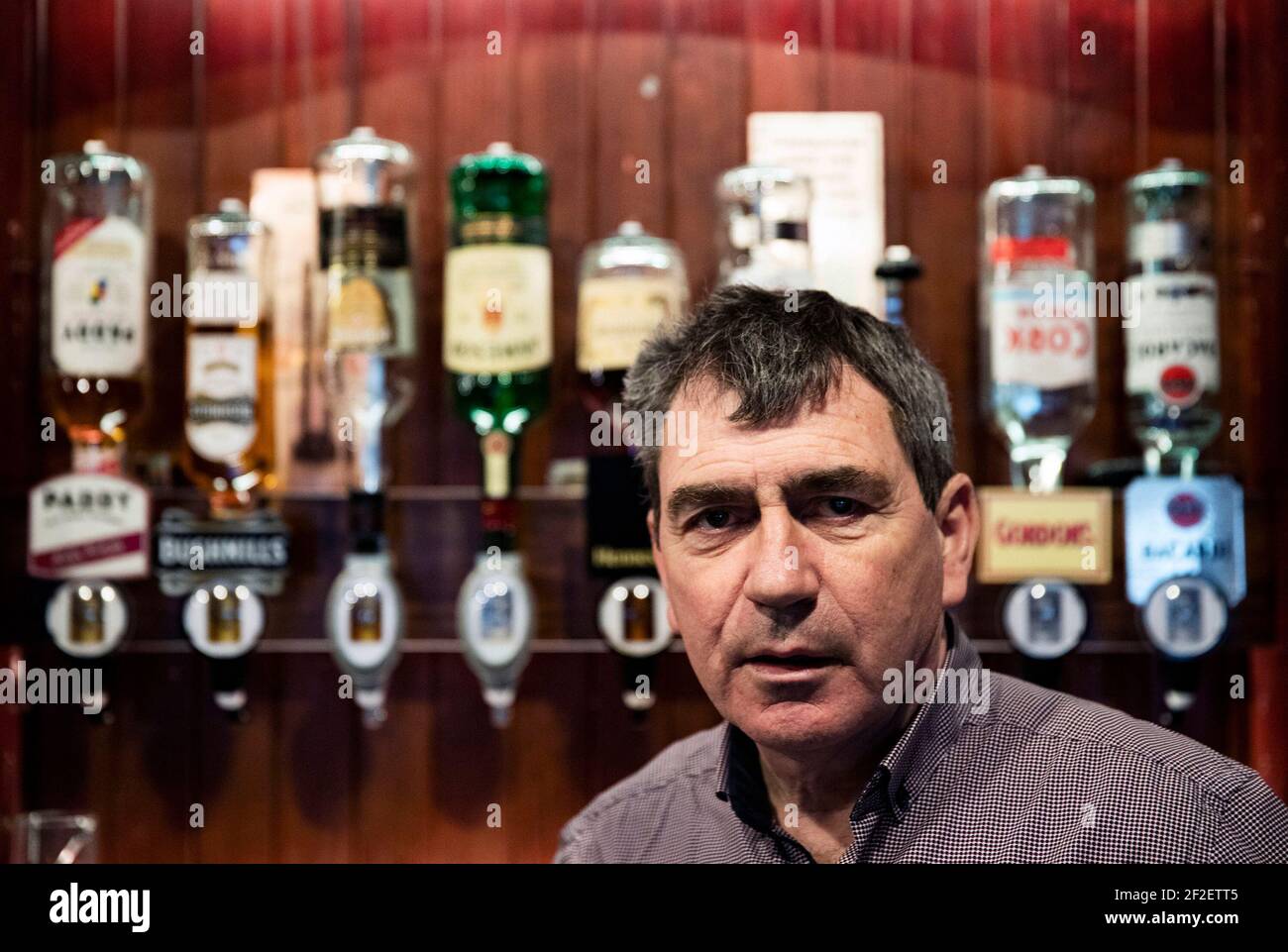 Noel McNally, Inhaber der Bar von McNally in Carrickmacross, Co Monaghan, die im vergangenen Jahr wegen der Coronavirus-Pandemie nur fünf Wochen geöffnet hat. Bilddatum: Donnerstag, 11. März 2021. Stockfoto